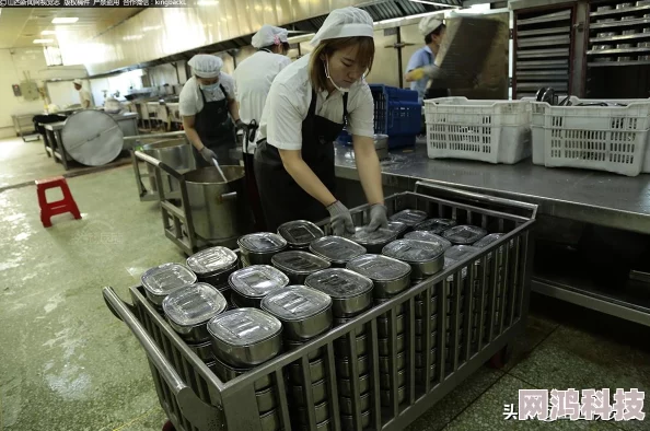 厨房里抱住掀起裙子近日一位厨师在直播中展示了独特的烹饪技巧引发网友热议