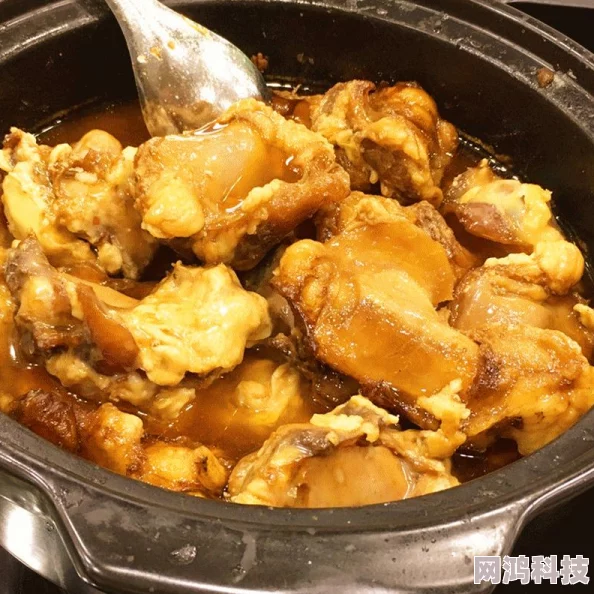 老师在办公室疯狂的肉据说食堂大厨老王做的红烧肉太好吃导致老师忍不住偷偷加餐