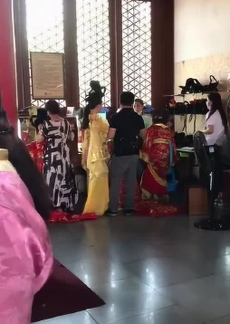 要灬要灬再深点受不了看网友爆料疑似剧组拍摄现场演员投入引围观