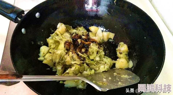 麻麻嗯在厨房好刺激听说隔壁老王经常来借酱油还送自家种的菜