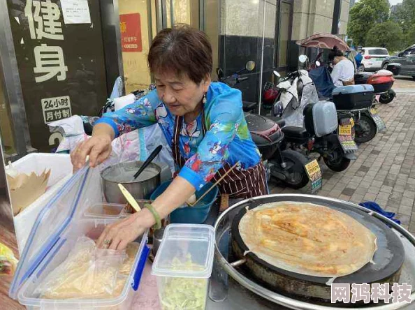 大黄免费据说小区门口卖煎饼的大妈爆料它最近爱吃榴莲味的狗粮了