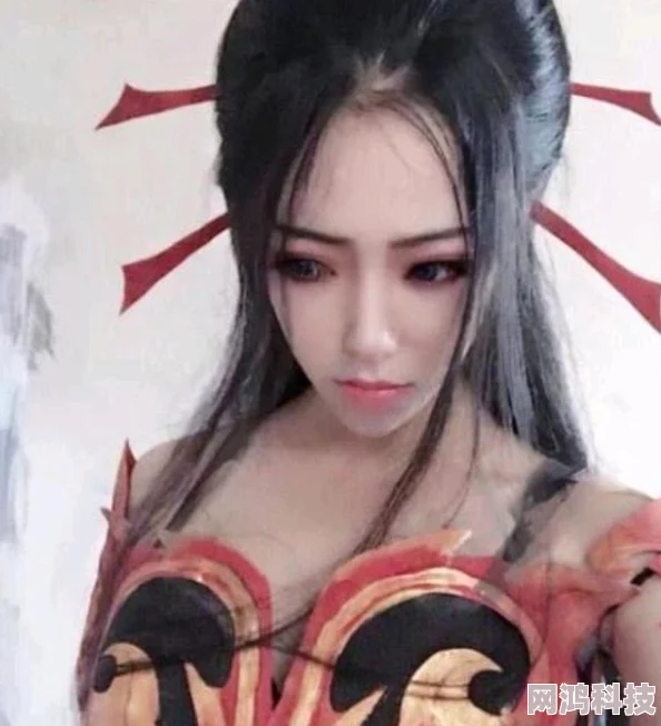 焰灵姬被三人榨乳漫画听说原画师的灵感来自某个Cosplay舞台剧的幕后花絮