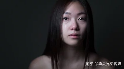 哭泣的女人网友称其展现了深刻的情感力量和女性的柔韧之美