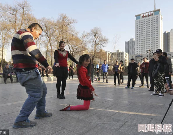 爱搞搞搞竟在光天化日之下跳起了广场舞路人纷纷围观