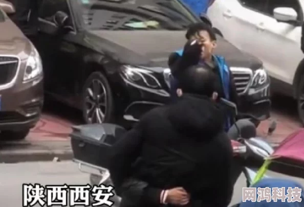 3p公交车被男人摁住狂躁为什么公交车上的冲突如此引人注目为何男人要摁住狂躁者引发好奇