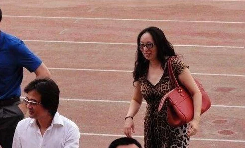 中国老富婆嫖鸭69XX为什么享受生活为何追求个人满足